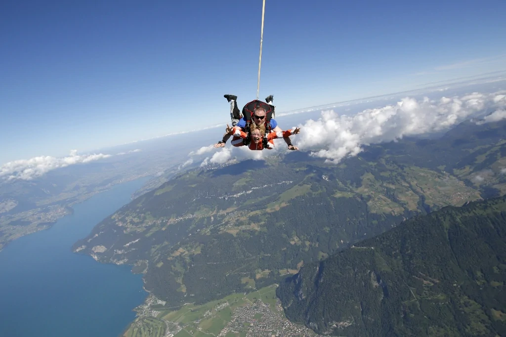 القفز بالمظلات فوق إنترلاكن في سويسرا