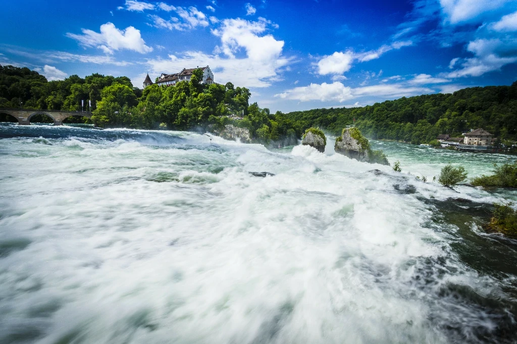 شلالات الراين في سويسرا